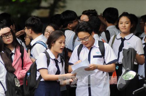 Cac-thi-sinh-trao-doi-sau-khi-hoan-thanh-mon-thi-Tieng-Anh