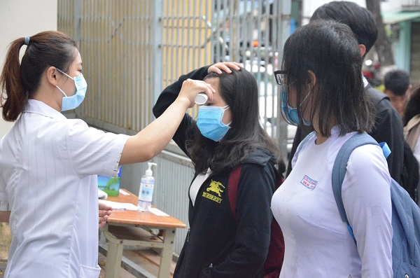 Thí sinh bước vào phòng thi đều phải sát khuẩn và đeo khẩu trang